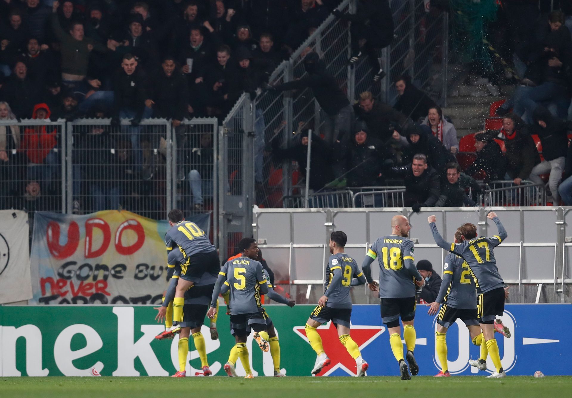 Hosté slaví vyrovnávací gól Feyenoordu na 2:2 v zápase EL Slavia - Feyenoord
