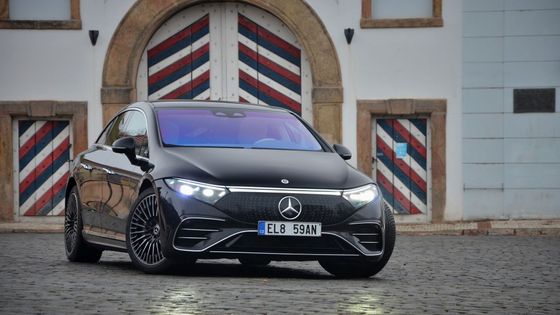 Limuzína budoucnosti. Mercedes EQS slibuje dojezd delší než Tesla, realita pokulhává