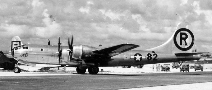 Boeing B-29 Superfortress Enola Gay při startu.