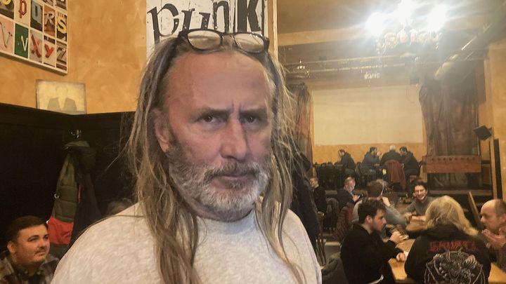 Štamgasti slaví. "Poslední hospoda" zůstane, vítěz soutěže se dohodl s nájemníkem
