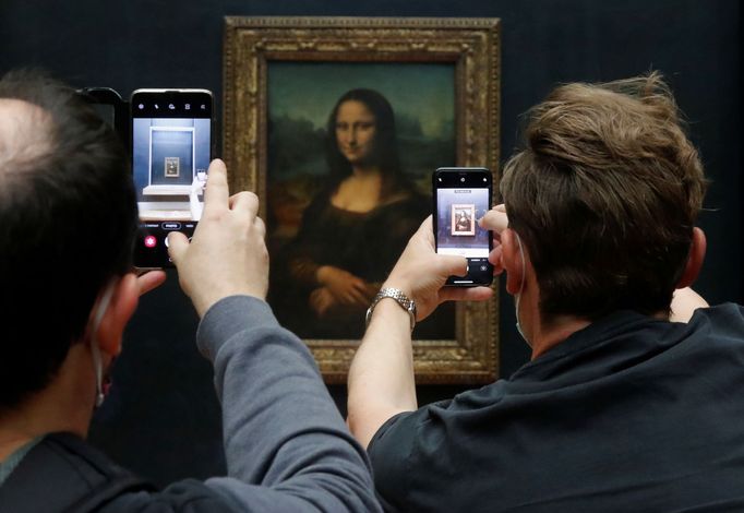 V Paříži dnes pro veřejnost znovu otevřeli slavné muzeum Louvre, které bylo čtyři měsíce zavřené kvůli opatřením v souvislosti s šířením koronaviru.