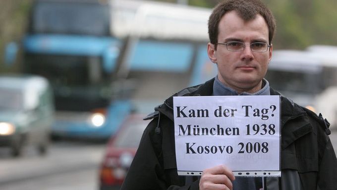 Situace okolo Kosova se podobá Mnichovu?