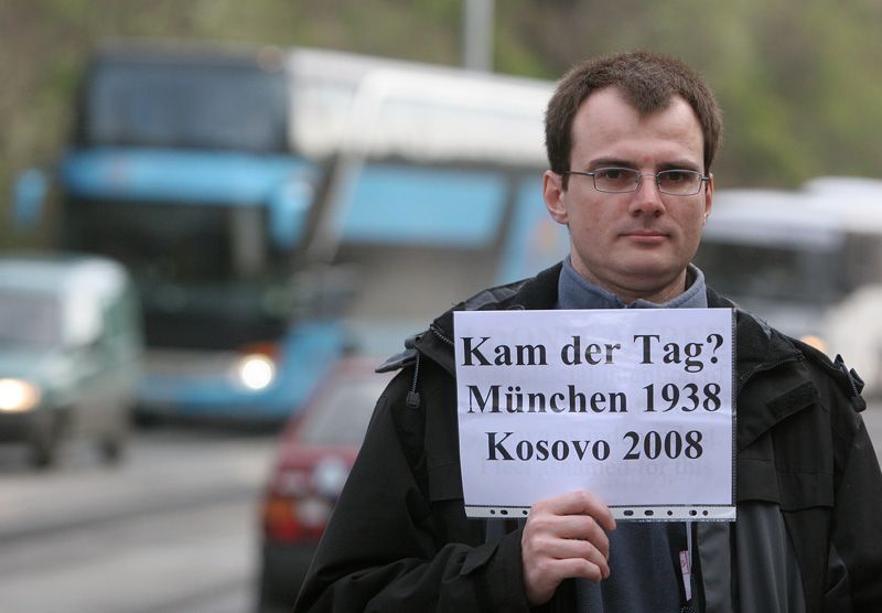 Demonstrace proti uznání samostatného Kosova před úřadem vlády