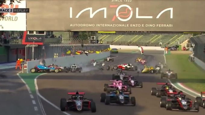 Hromadná havárie v druhém závodě formule 4 v Imole. Bouralo celkem patnáct vozů.
