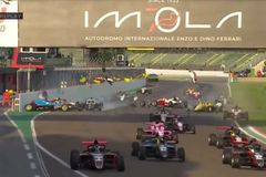 Neskutečná ignorance. Trať se změnila ve vrakoviště, v Imole bouralo 15 formulí