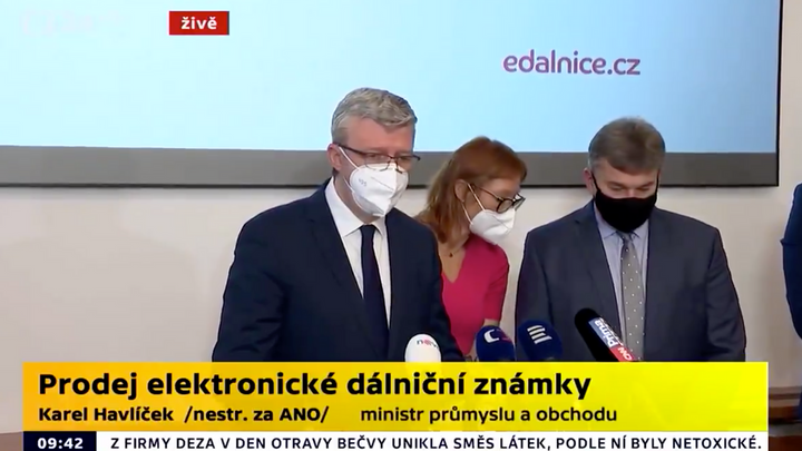 "E-shop jsme vypnuli záměrně." Havlíček kličkoval na brífinku, lidé si z něj utahují