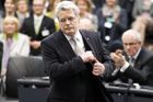 Prezident nemá být druhou vládou, řekl Zemanovi Gauck