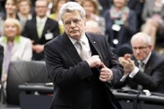 Prezident nemá být druhou vládou, řekl Zemanovi Gauck