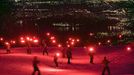 Z Grouse Mountain nad kanadským Vancouverem se spouští lyžaři vyzbrojení slavnostními ohni, které oznamují rok do zahájení olympijských her.