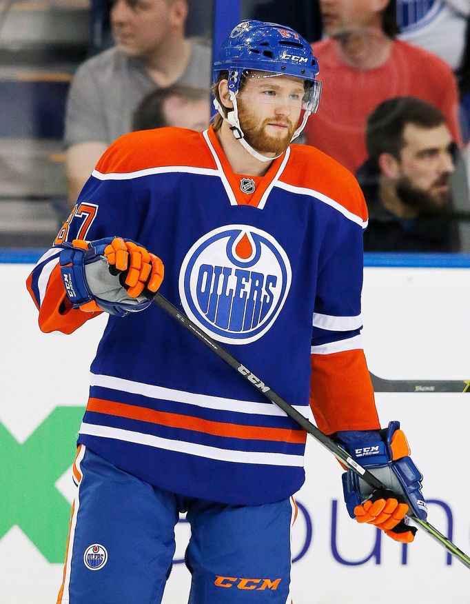 David Musil (Edmonton Oilers) při svém debutu v NHL (2015)