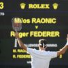 Roger Federer se raduje po vítězství nad Milošem Raoničem ve čtvrtfinále Wimbledonu 2017