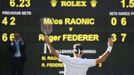 Roger Federer se raduje po vítězství nad Milošem Raoničem ve čtvrtfinále Wimbledonu 2017