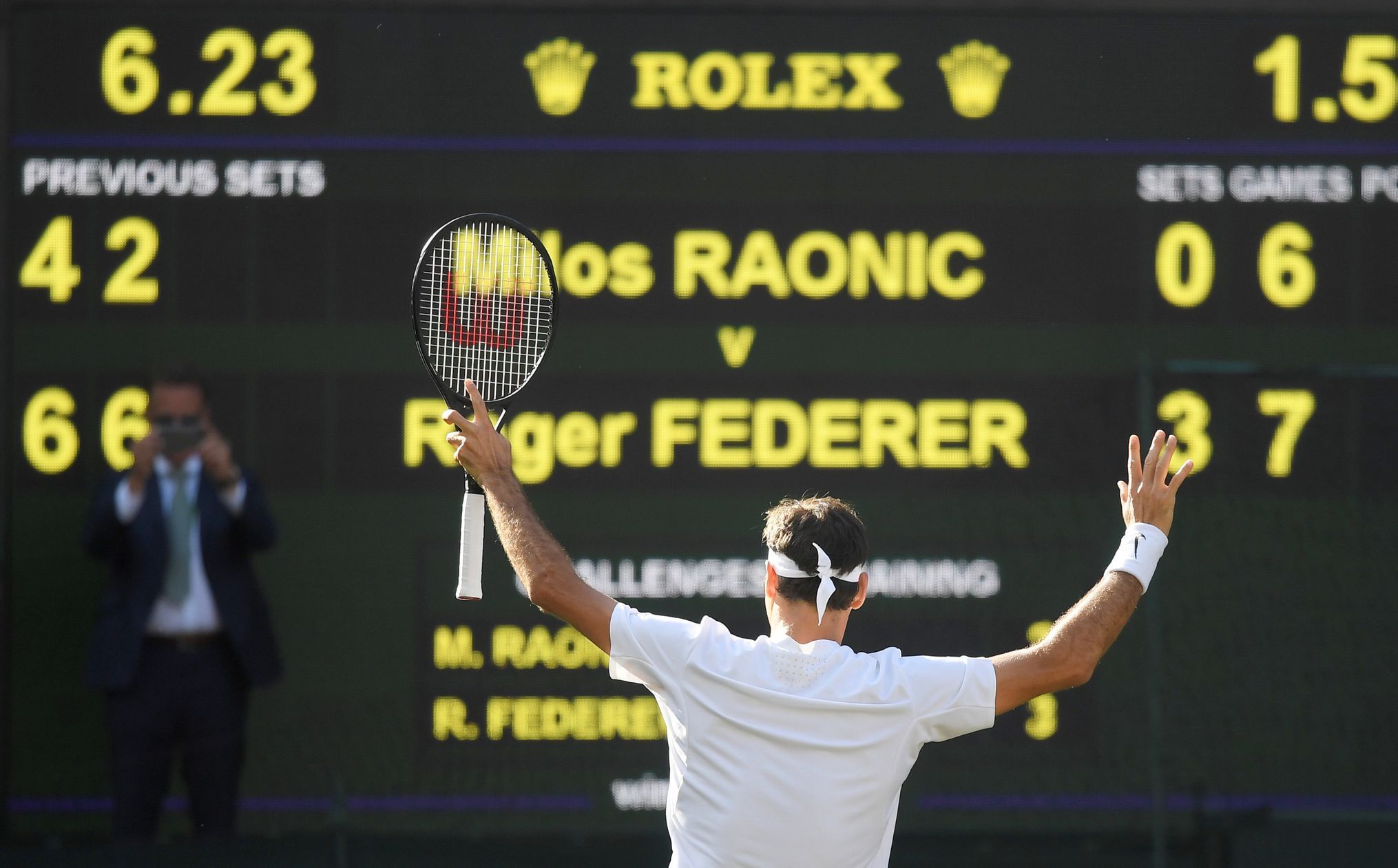 Roger Federer se raduje po vítězství nad Milošem Raoničem ve čtvrtfinále Wimbledonu 2017
