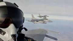 Stíhačky F-16 tureckého letectva doplňují palivo ve vzduchu z francouzského tankovacího letounu.