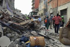 Oběti zemětřesení jako lasagne. Časopis Charlie Hebdo pobouřil Italy, chtějí ho stíhat