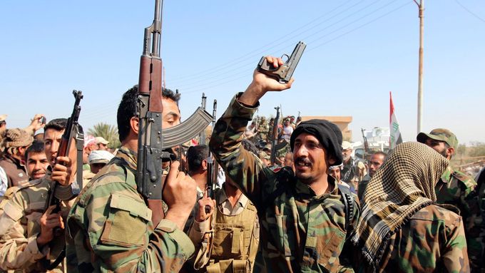Iráčtí voáci a šíitští bojovníci před začátkem ofenzivy na Tikrít.