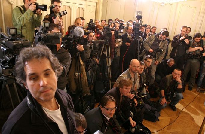 Novináři čekají na tiskovou konferenci po diskusi prezidentských kandidátů. Marně, ani jeden z nich mezi ně nepřišel.