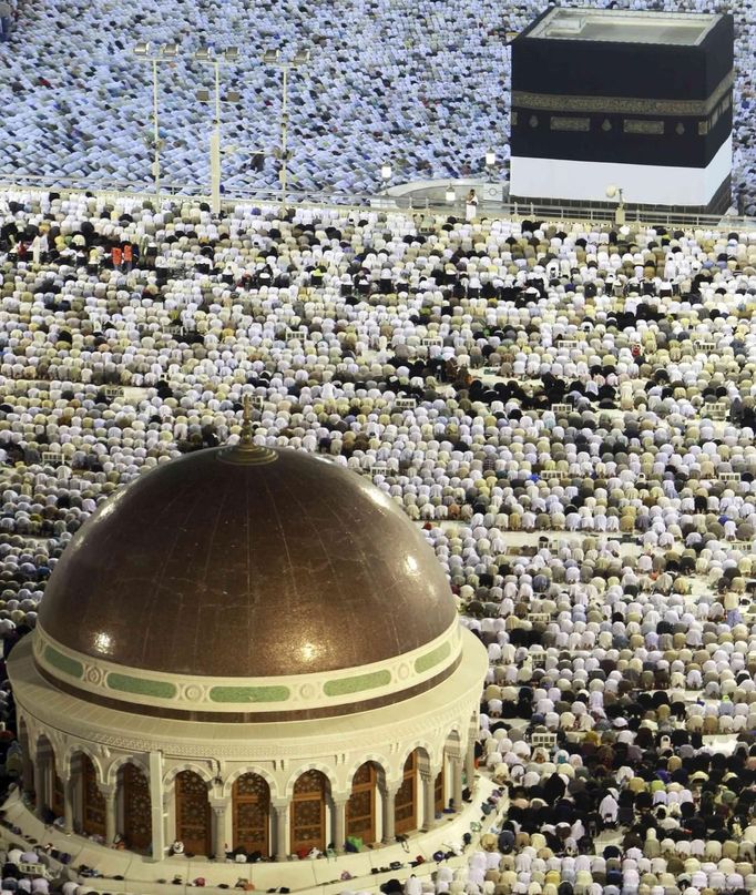 Muslim pilgrims circle the Kaaba and pray at the Grand mosque during the annual haj pilgrimage in the holy city of Mecca October 22, 2012, ahead of Eid al-Adha which marks the end of haj. On October 25, the day of Arafat, millions of Muslim pilgrims will stand in prayer on Mount Arafat near Mecca at the peak of the annual pilgrimage. REUTERS/Amr Abdallah Dalsh (SAUDI ARABIA - Tags: RELIGION SOCIETY) Published: Říj. 22, 2012, 8:32 odp.