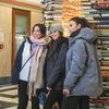 Idiom, Městská knihovna v Praze a turisté čekající na fotku