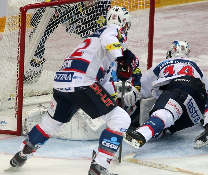 Hokejisté Pardubic Kris Beech (vlevo) a Václav Kočí se marně snaží zabránit Tomáši Plekancovi ve vstřelení gólu v 5. kole Tipsport extraligy 2012/13 s Pardubicemi.