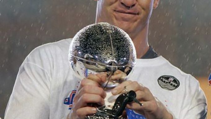 Quarterback Peyton Manning z týmu Indianapolis Colts drží Vince Lombardi Trophy pro vítěze Super Bowlu.