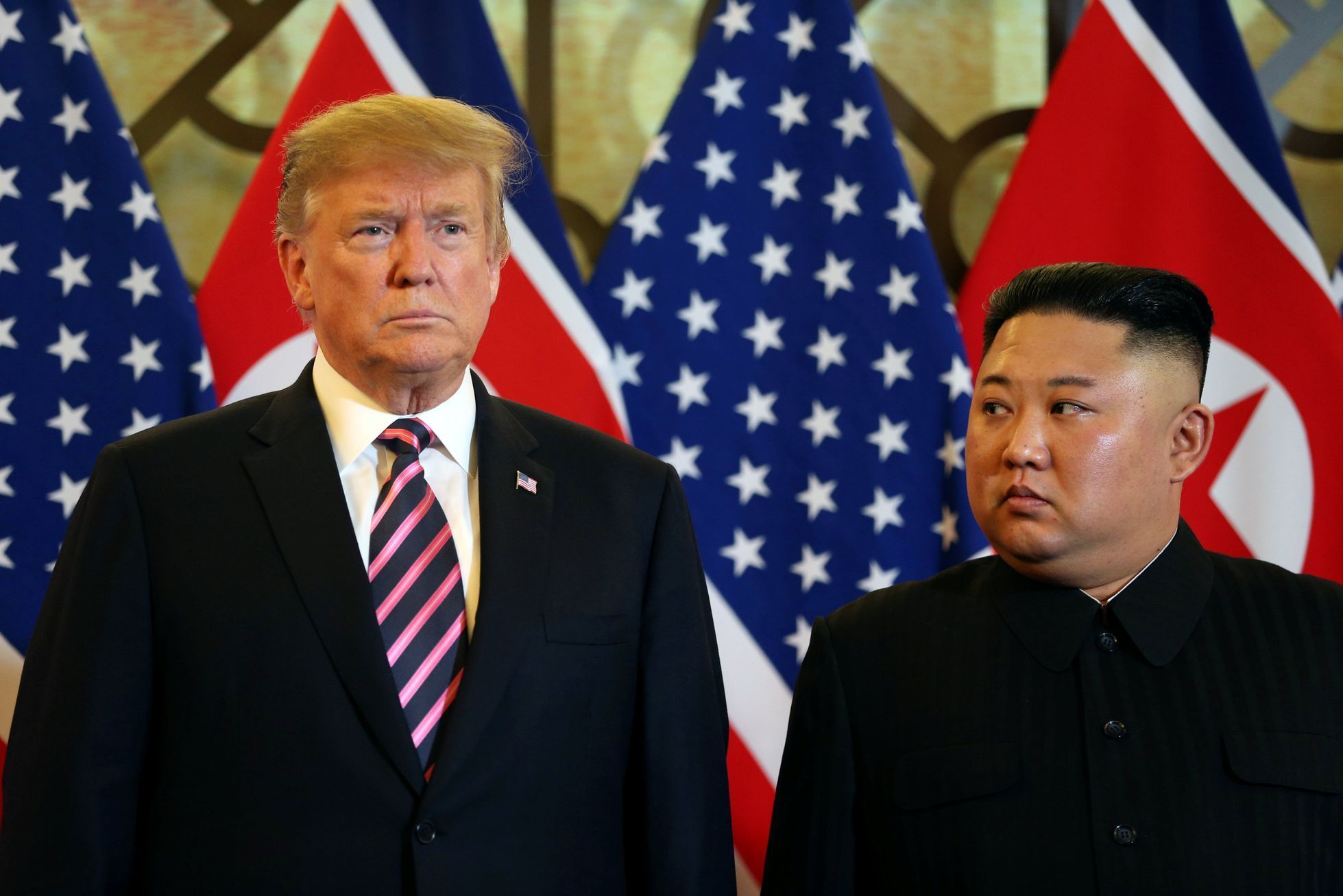 Donald Trump a Kim Čong-un se setkali v Hanoji.