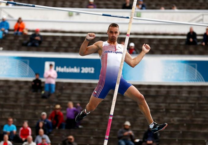 Český desetibojař Roman Šebrle skáče o tyči během Mistrovství Evropy v atletice 2012 v Helsinkách.