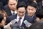 Skandál jihokorejské prezidentky vtáhl i šéfa Samsungu. Zatykači se ale nakonec vyhnul