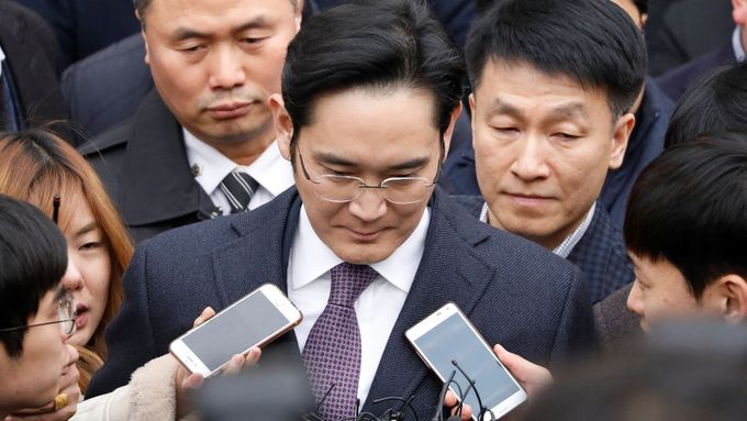 Šéf konglomerátu Samsung Group I Če-jong odchází od soudu, který na něj odmítl schválit vydání zatykače.