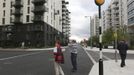 A member of the media photographs a new street in the Olympic Village built for the London 2012 Olympic Games in Stratford, east London on June 29, 2012. The village will accomodate up to 16,000 athletes and officials from more than 200 nations. Picture taken June 29, 2012. REUTERS/Olivia Harris (BRITAIN - Tags: SPORT OLYMPICS BUSINESS CONSTRUCTION CITYSPACE) Published: Čer. 30, 2012, 12:06 odp.