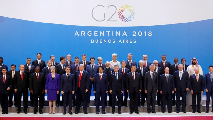 Skupinové foto účastníků summitu G20 v Buenos Aires