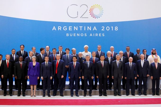 Skupinové foto účastníků summitu G20 v Buenos Aires