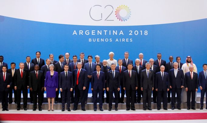 Skupinové foto účastníků summitu G20 v Buenos Aires