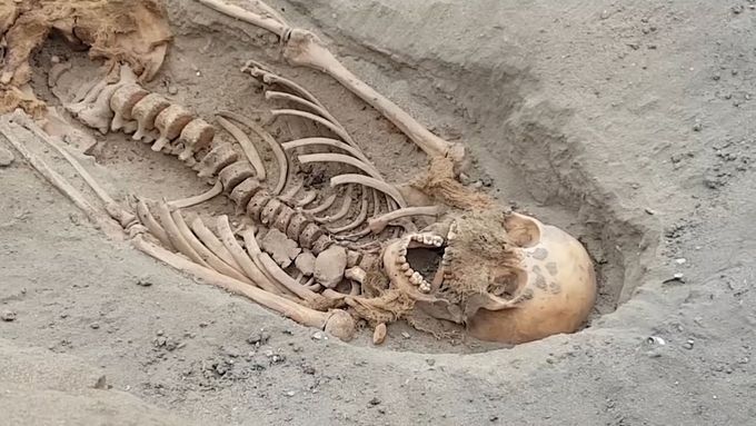Archeologové v Peru objevili největší dětské rituální pohřebiště