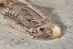 Archeologové našli v Peru obří pohřebiště, indiáni tu obětovali bohům 227 dětí