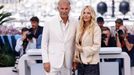 Kevin Costner a herečka Sienna Miller na festivalu v Cannes.