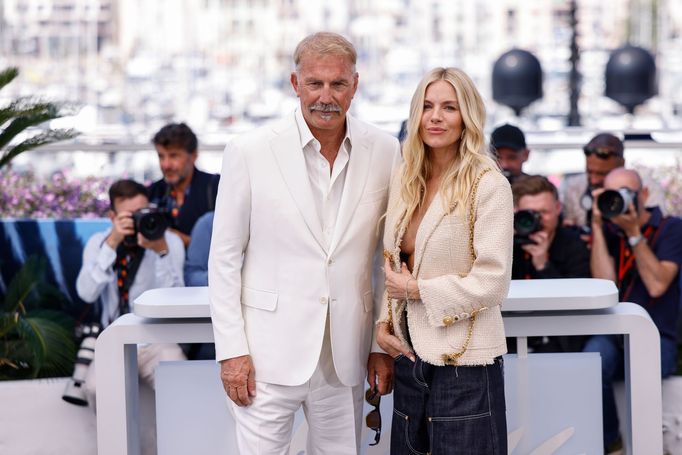 Kevin Costner a herečka Sienna Miller na festivalu v Cannes.