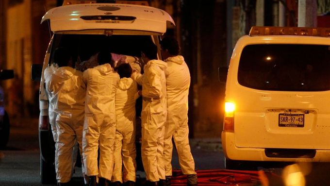 Forenzní tým nakládá mrtvá těla z baru v Monterrey.