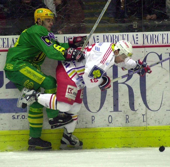 Jiří Zelenka ze Sparty Praha (vpravo) bojuje o puk se vsetínským Radkem Bělohlavem během utkání hokejové extraligy, které se hrálo 25. února 2000 v Praze.