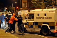 Mladíci v Belfastu unesli autobus a napadli policisty