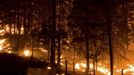 The Little Bear Fire burns in the Lincoln National Forest near Ruidoso, New Mexico, in this June 13, 2012 U.S. Forest Service handout photo. Some of the 2,500 people forced to evacuate their central New Mexico houses by wildfires raging near the resort village of Ruidoso began returning home this week with the help of National Guard troops, officials said. Photo taken June 13, 2012. REUTERS/Kari Greer/US Forest Service/Handout (UNITED STATES - Tags: DISASTER ENVIRONMENT) FOR EDITORIAL USE ONLY. NOT FOR SALE FOR MARKETING OR ADVERTISING CAMPAIGNS. THIS IMAGE HAS BEEN SUPPLIED BY A THIRD PARTY. IT IS DISTRIBUTED, EXACTLY AS RECEIVED BY REUTERS, AS A SERVICE TO CLIENTS Published: Čer. 17, 2012, 4 dop.