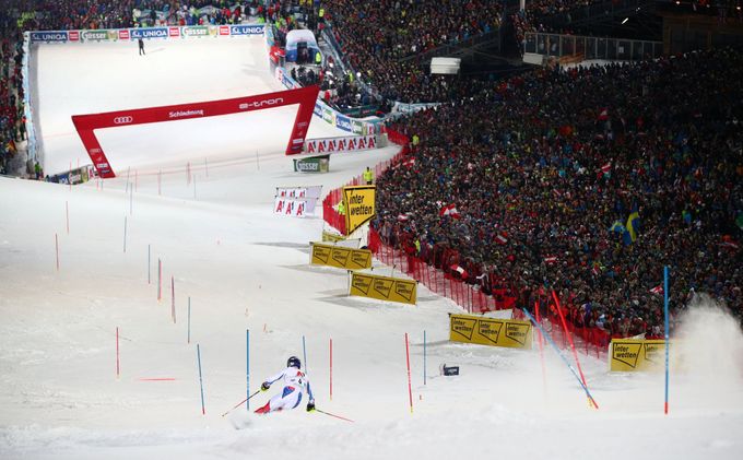 Při slalomu ve Schladmingu obsypali fanoušci sjezdovku, při finále SP pojedou ale lyžaři nejspíš bez diváků...