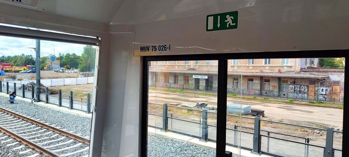 Jenom pár metrů od nového nádraží se nachází staré. 1. srpna 2025.