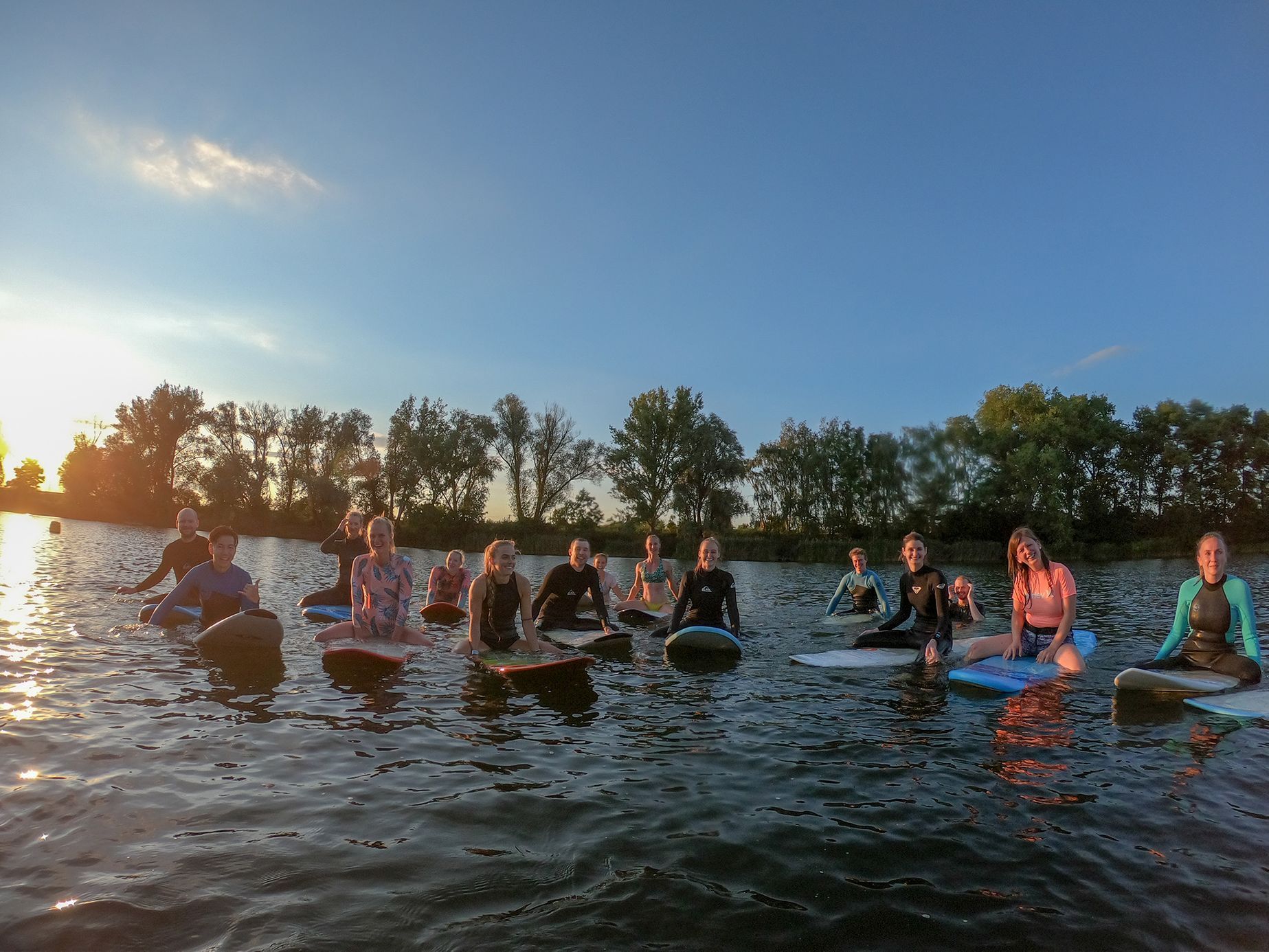 Surfaři místo na Bali trénují na českém rybníce