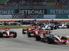 Start Velké ceny Malajsie, v čele Fernando Alonso v McLarenu.