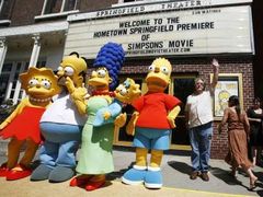 Simpsonovi ve filmu, americká premiéra, tvůrce Matt Groening mává v pravo