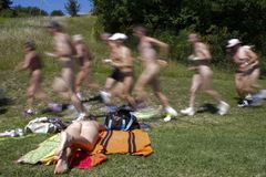 Nudisté utekli z pláže. Báli se uprchlíků, že mají ebolu