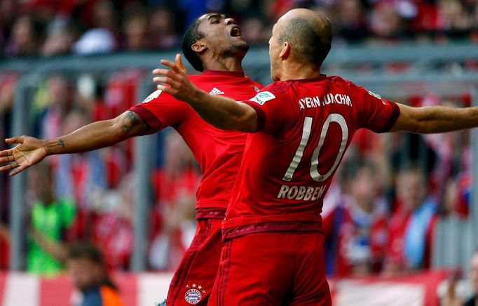 Douglas Costa a Arjen Robben z mnichovského Bayernu slaví gól v síti VfB Stuttgart.