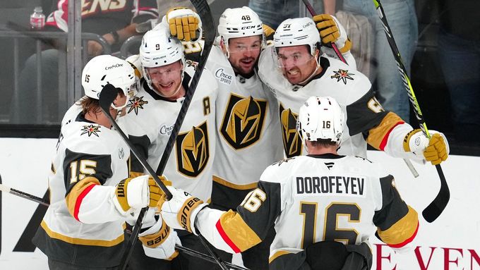 Tomáš Hertl (48)  slaví gól Vegas v duelu s Ottawou