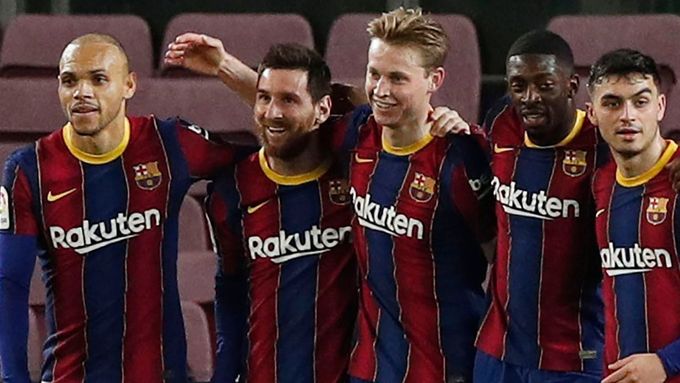 Lionel Messi se spoluhráči slaví branku Barcelony